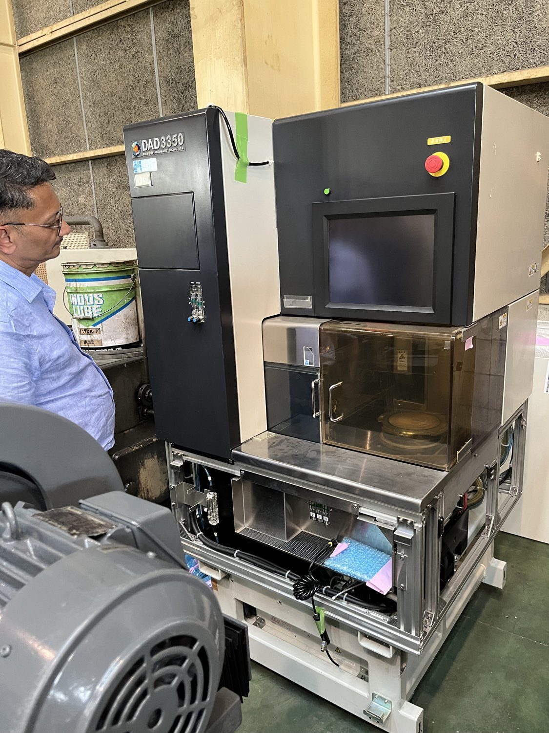 Inspecting a DISCO DAD3350 dicing saw